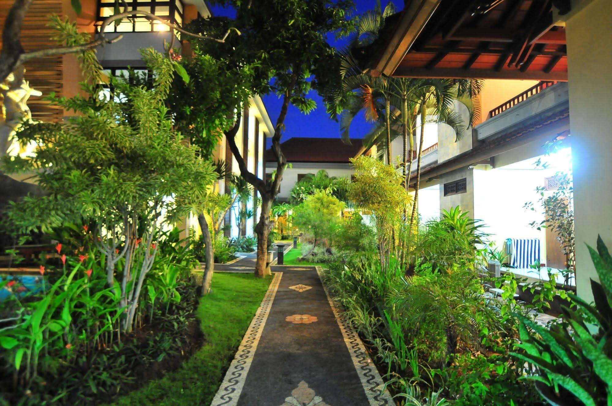 Sandat Hotel Legian Экстерьер фото